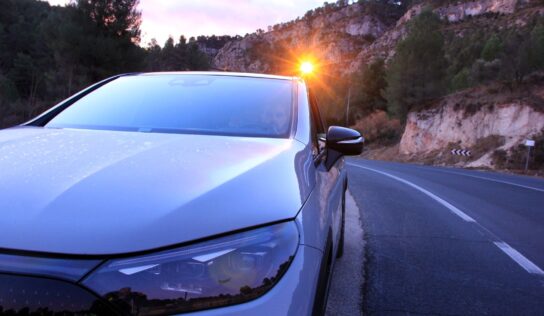 Revolución en la seguridad vial con las luces de emergencia homologadas y conectadas con la DGT 3.0