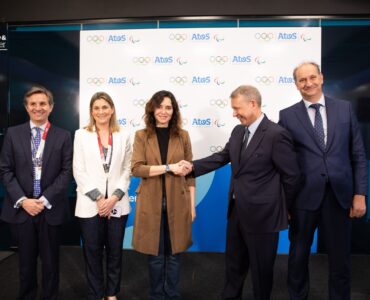 Isabel Díaz Ayuso visita en Madrid el Atos Integration Testing Lab para los Juegos Olímpicos y Paralímpicos de París 2024