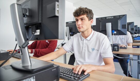 Un colegio sin iPads ni móviles, pero con alumnos que programan y crean sus propias IA