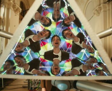 SpecialGuestX impulsa la magia tecnológica detrás de «Love», el nuevo videoclip de OK Go