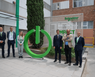 Schneider Electric culmina la descarbonización de su planta en Molins de Rei e inaugura la microgrid desarrollada junto a Iberdrola