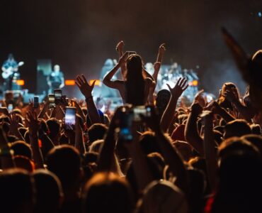 Festivales en pueblos y playas logran conectividad total con satélite y wifi temporal