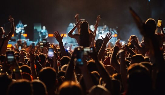 Festivales en pueblos y playas logran conectividad total con satélite y wifi temporal