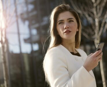 Incluir a un trabajador en un grupo de WhatsApp sin su consentimiento puede costar a la empresa hasta 2.000 euros