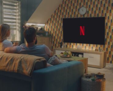 Freedom24 analiza cómo Netflix convierte los escándalos en una mina de oro para la industria del streaming