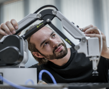 Formación Universitaria presenta su curso para el Título Oficial de Técnico Superior en Automatización y Robótica Industrial