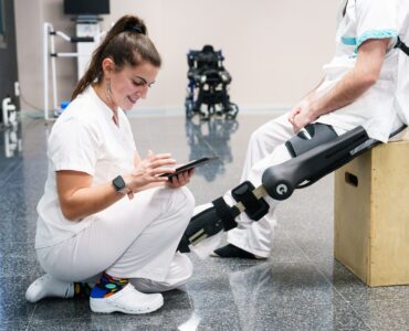 Exoesqueletos y nuevas tecnologías: avances en la rehabilitación de ictus, tumores cerebrales y lesiones medulares