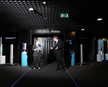 DANAVOX presenta su nueva tecnología ASTRO en el Faro de Moncloa: una experiencia de otro planeta para los audioprotesistas