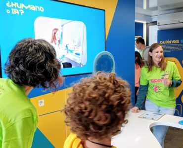 Más de 1.700 estudiantes descubren la inteligencia artificial en el Curiosity Cube de Merck