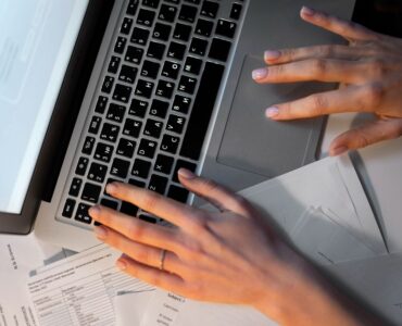 Redkom refuerza su servicio de factura electrónica para autónomos y pymes ante el avance de la digitalización obligatoria