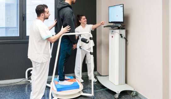 «Preservar el mayor tiempo posible la independencia y la privacidad de personas con enfermedades neuromusculares es una aportación clave de la neurorrehabilitación robótica», explica Sara García Delgado