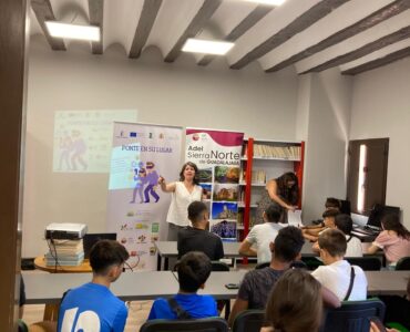 ADEL llevó la lucha contra la violencia de género digital a la Sierra Norte