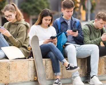 Simp, slay o estar salty: expresiones propias del slang digital de los menores que muchos padres desconocen