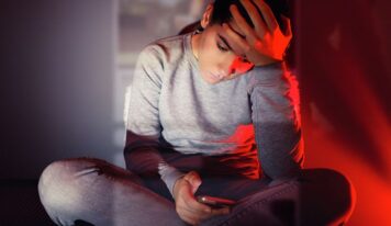 Quedarse fuera del chat grupal: la exclusión digital como forma silenciosa de rechazo entre adolescentes