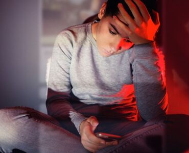 Quedarse fuera del chat grupal: la exclusión digital como forma silenciosa de rechazo entre adolescentes