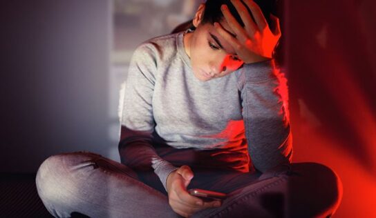 Quedarse fuera del chat grupal: la exclusión digital como forma silenciosa de rechazo entre adolescentes