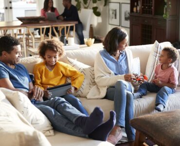 Scroll infinito, chats sin supervisión e IA emocional: así cambia el mapa de los riesgos digitales para los menores