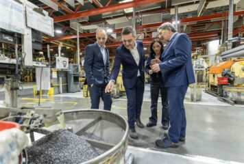 El consejero de Industria, Mikel Jauregi, visita la planta de Schaeffler en Elgoibar, pionera en digitalización industrial