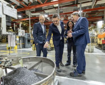 El consejero de Industria, Mikel Jauregi, visita la planta de Schaeffler en Elgoibar, pionera en digitalización industrial