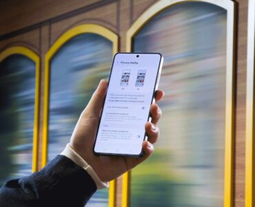 La nueva ansiedad digital: 8 de cada 10 españoles temen que alguien mire su pantalla en público