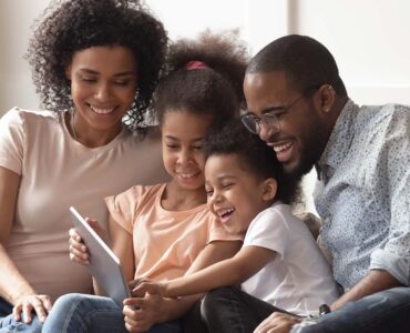 Familias tech-tailor y crianza digital ‘a medida’: la importancia de adaptarse a la edad y madurez de cada hijo