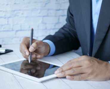 CREDISCORE analiza la firma digital y su impacto en la agilidad financiera del consumidor español