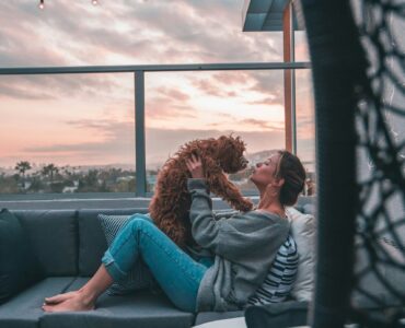 Casi la mitad de los dueños de mascotas sufre ansiedad por separarse de ellas y un 41% renunciaría a parte de su sueldo por no dejarlas solas