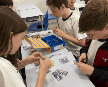 El Colegio Juan Pablo II de Parla impulsa la robótica con alumnos que programan y dan vida a robots