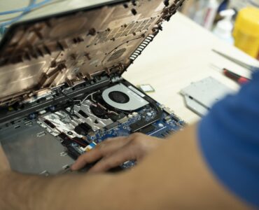 Informàtica i Més reabre su taller en Vilafranca del Penedès para reforzar su marca y ampliar servicios ante la demanda de la inteligencia artificial