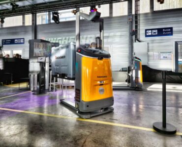 Automatización inteligente para aplicaciones de gran altura: Jungheinrich lanza el robot móvil EAC 212a