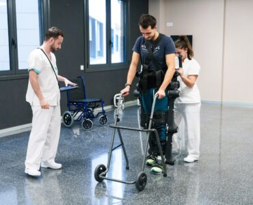 La ataxia puede afectar a la marcha, el equilibrio o el habla y dificultar las actividades cotidianas