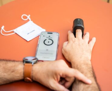Las personas con diabetes ya pueden medir su glucosa sin pincharse: primer dispositivo con certificado UE