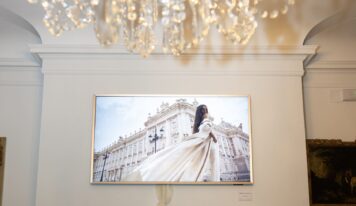 Inés Martín Alcalde lleva The Frame a la pasarela con cinco looks inspirados en el televisor de Samsung